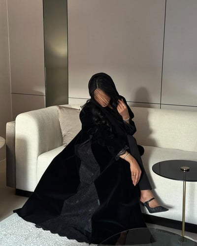 عباية مخمل ثقيل اسود مع دانتيل مبطن بالشيفون القصة...