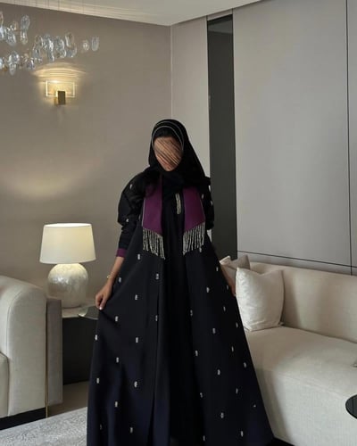 عباية حرير مغسول هندي مع شك خرز وقيطان ذهبي القصة...