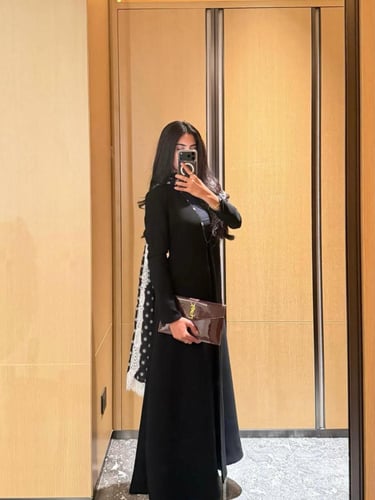 عباية كريب اسود مبطن مع شيفون منقط ودانتيل ابيض