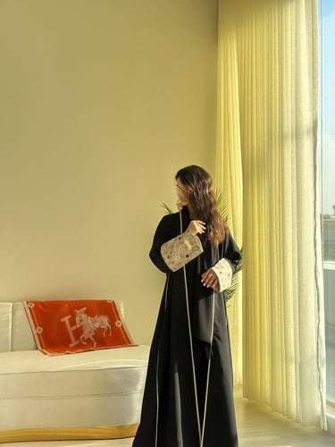 عباية كتان اسود مع كم بيج نص كلوش