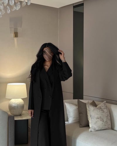 عباية بليزر كريب اسود مع طقم داخلي قطعتين القصة عا...