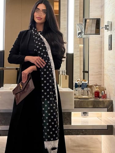 عباية كريب اسود مبطن مع شيفون منقط ودانتيل ابيض