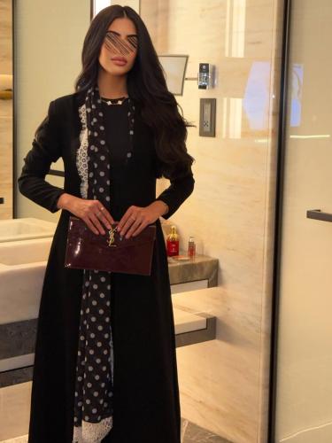 عباية كريب اسود مبطن مع شيفون منقط ودانتيل ابيض