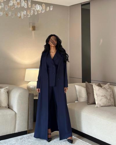 عباية بليزر كريب كحلي مع طقم داخلي قطعتين القصة عا...