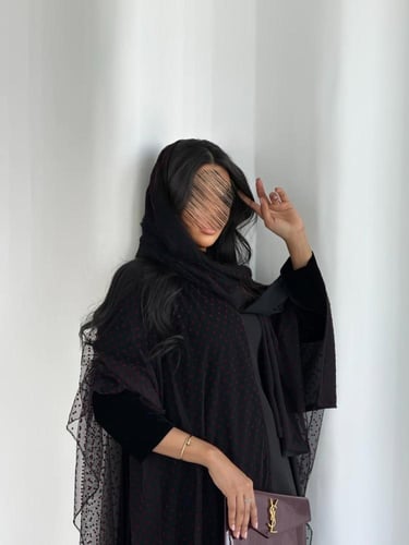 عباية مخمل اسود نص كلوش مع تل منقط مخمل عنابي