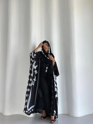 عباية شيفون اسود مطبوعة بالابيض القصة بشت (كمية مح...
