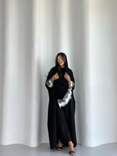 عباية كريب اسود مع دانتيل ابيض واسود نص بشت