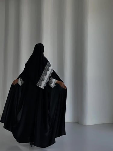 عباية كريب اسود مع دانتيل ابيض واسود نص بشت