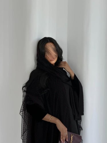 عباية مخمل اسود نص كلوش مع تل منقط مخمل عنابي