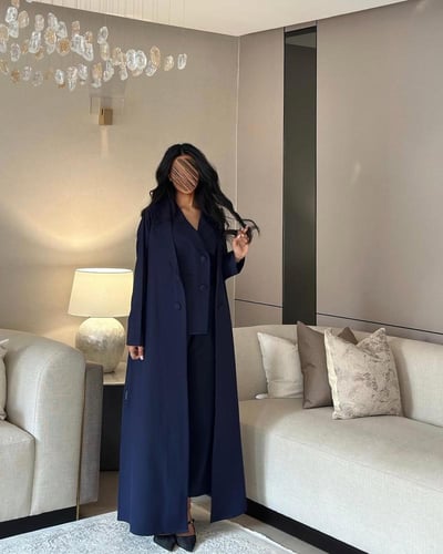 عباية بليزر كريب كحلي مع طقم داخلي قطعتين القصة عا...