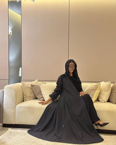 عباية كريب تايواني اسود مع اطراف قيطان تركواز كلوش