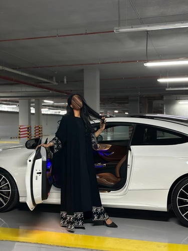 عباية كريب ملكي اسود مع تطريز ابيض