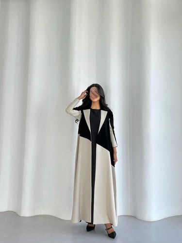 عباية كريب اسود فاحم وبيج نص كلوش