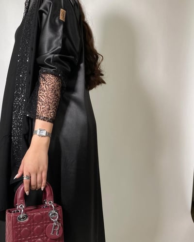 عباية قماش تفتة سترتش مع اكمام تل مطرز مع ترتر و ط...