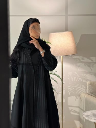 عباية كتان اسود مع كتان مخطط اسود نص كلوش