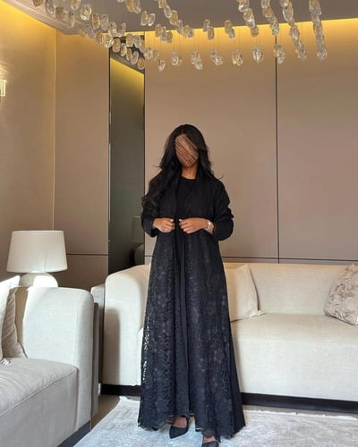 عباية دانتيل مبطن كريب أسود كلوش