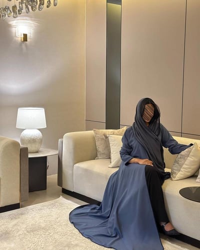 عباية كريب تايواني ازرق مع اطراف قيطان كحلي كلوش