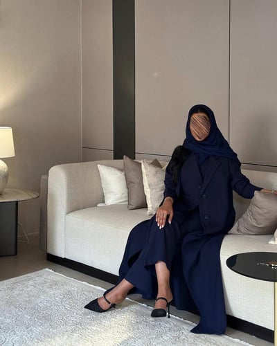 عباية بليزر كريب كحلي مع طقم داخلي قطعتين القصة عا...