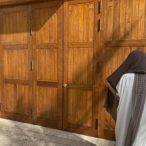 عباية كريب سعودي بني مع أبيض + طرحة من الشيفون الب...