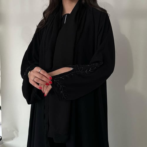 عباية كلوش اسود مع خرز القماش كريب ملكي