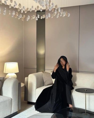 عباية مخمل ثقيل اسود مع دانتيل مبطن بالشيفون القصة...