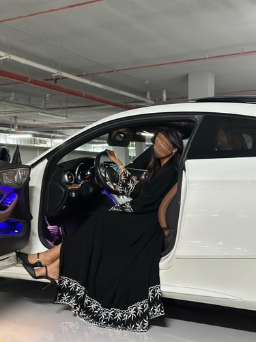 عباية كريب ملكي اسود مع تطريز ابيض