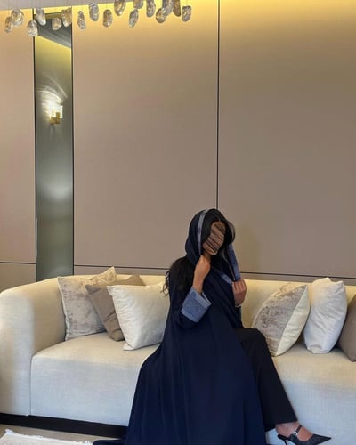 عباية كريب كحلي مع اكمام ازرق مشجر.كلوش