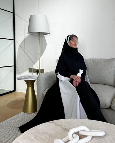 عباية كلوش كتان اسود مع ابيض