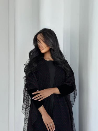 عباية مخمل اسود نص كلوش مع تل منقط مخمل عنابي