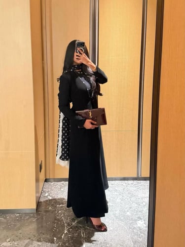 عباية كريب اسود مبطن مع شيفون منقط ودانتيل ابيض