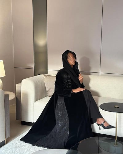 عباية مخمل ثقيل اسود مع دانتيل مبطن بالشيفون القصة...