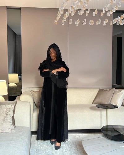 عباية مخمل ثقيل اسود مع دانتيل مبطن بالشيفون القصة...