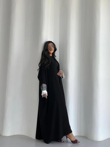 عباية كريب اسود مع دانتيل ابيض واسود نص بشت