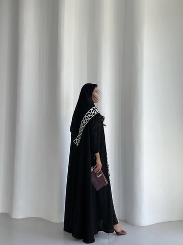 عباية كريب اسود فاحم مع كلفة تطريز فرنسي (كمية محد...