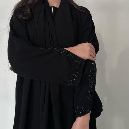 عباية كلوش اسود مع خرز القماش كريب ملكي
