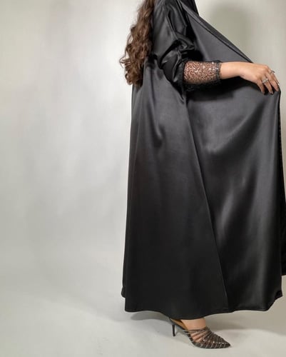 عباية قماش تفتة سترتش مع اكمام تل مطرز مع ترتر و ط...