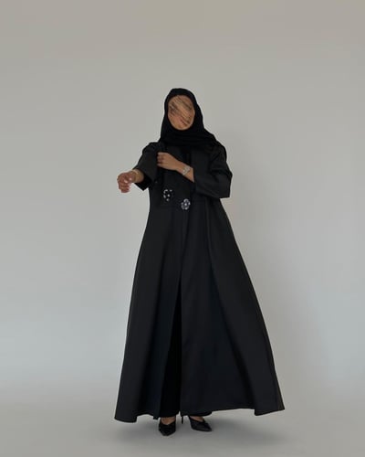 عباية كلوش تفتة اسود مع ورد اورقانزا مع لؤلؤ وكرست...