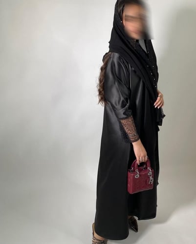 عباية قماش تفتة سترتش مع اكمام تل مطرز مع ترتر و ط...