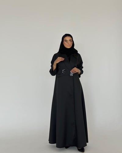 عباية كلوش تفتة اسود مع ورد اورقانزا مع لؤلؤ وكرست...