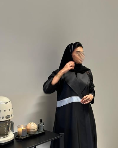 عباية كلوش تفتة اسود مع تفتة رمادي وكلفة كرستال مع...