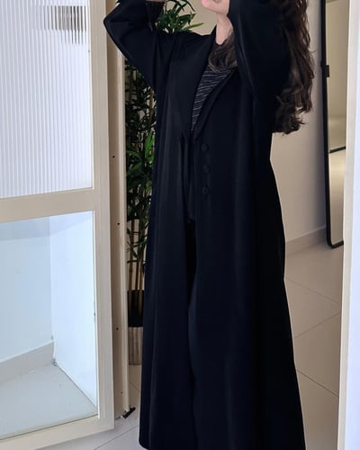 عباية بليزر كريب ملكي مع تطريز أبيض