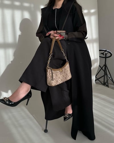 عباية كلوش اسود مع بني القماش كتان