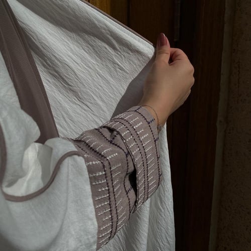 عباية كريب سعودي بني مع أبيض + طرحة من الشيفون الب...
