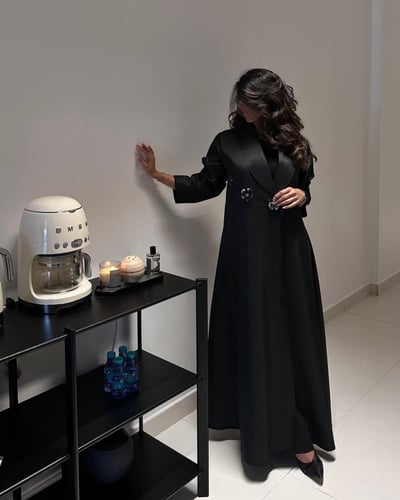 عباية كلوش تفتة اسود مع ورد اورقانزا مع لؤلؤ وكرست...