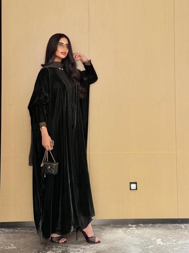 عباية مخمل زيتي مع دانتيل اسود نص بشت