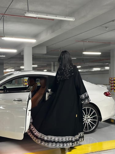 عباية كريب ملكي اسود مع تطريز ابيض