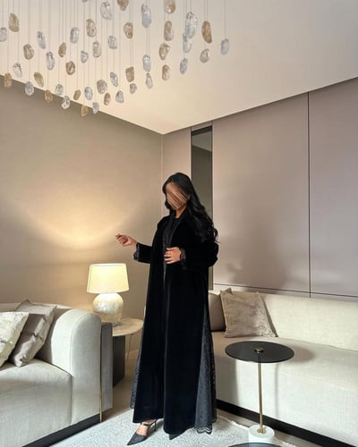 عباية مخمل ثقيل اسود مع دانتيل مبطن بالشيفون القصة...