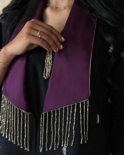 عباية حرير مغسول هندي مع شك خرز وقيطان ذهبي القصة...