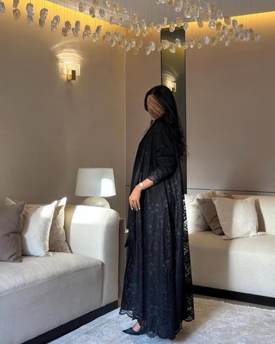 عباية دانتيل مبطن كريب أسود كلوش