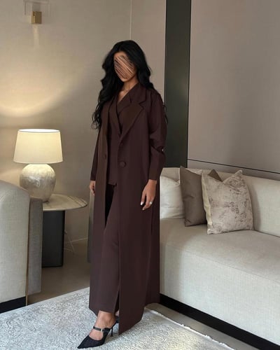 عباية بليزر كريب بني مع طقم داخلي قطعتين القصة عاد...